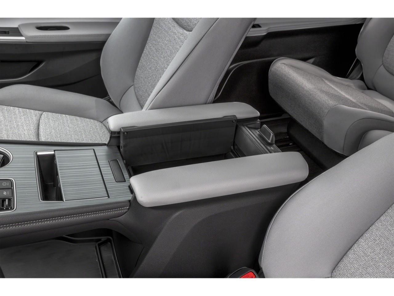 2025 Toyota Sienna LE 8-Passenger Photo