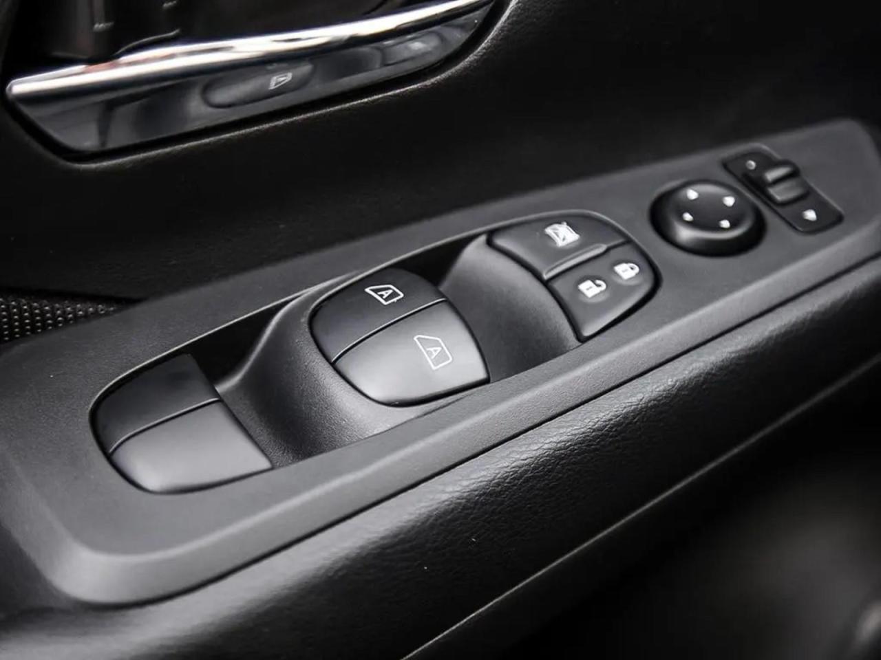 2025 Nissan Kicks Play SV Photo