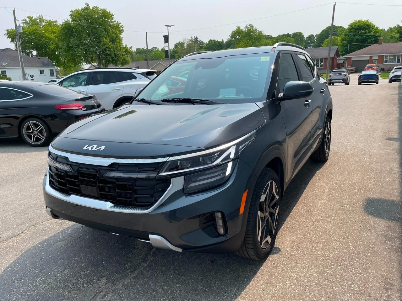 2025 Kia Seltos SX w/Black Interior Used Dealer Demo | Navigation | Sunroof | Sofino Leather | Head-Up Display | Bose® Sound System | 18" Wheels Photo2