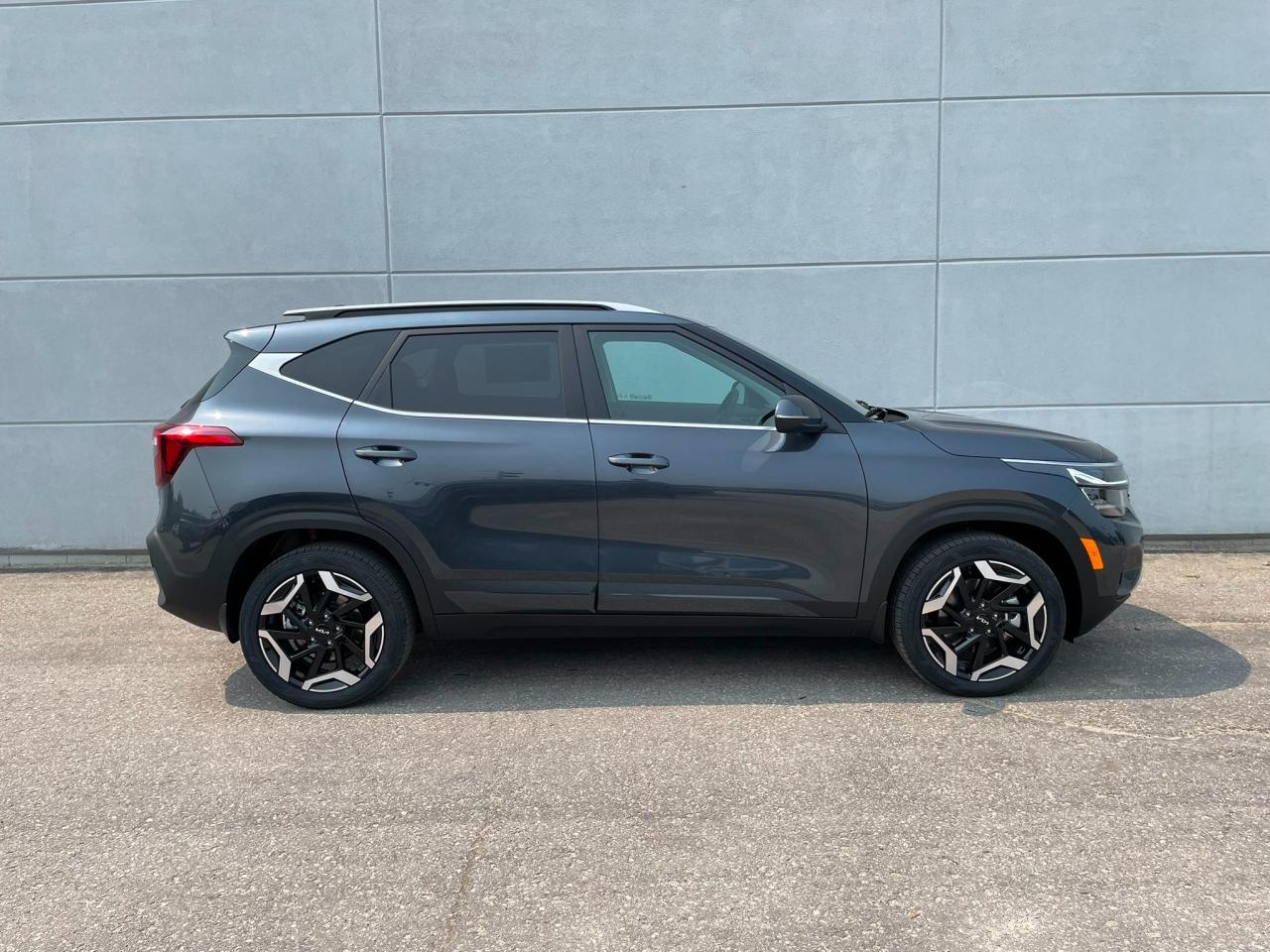 2025 Kia Seltos SX w/Black Interior Used Dealer Demo | Navigation | Sunroof | Sofino Leather | Head-Up Display | Bose® Sound System | 18" Wheels Photo