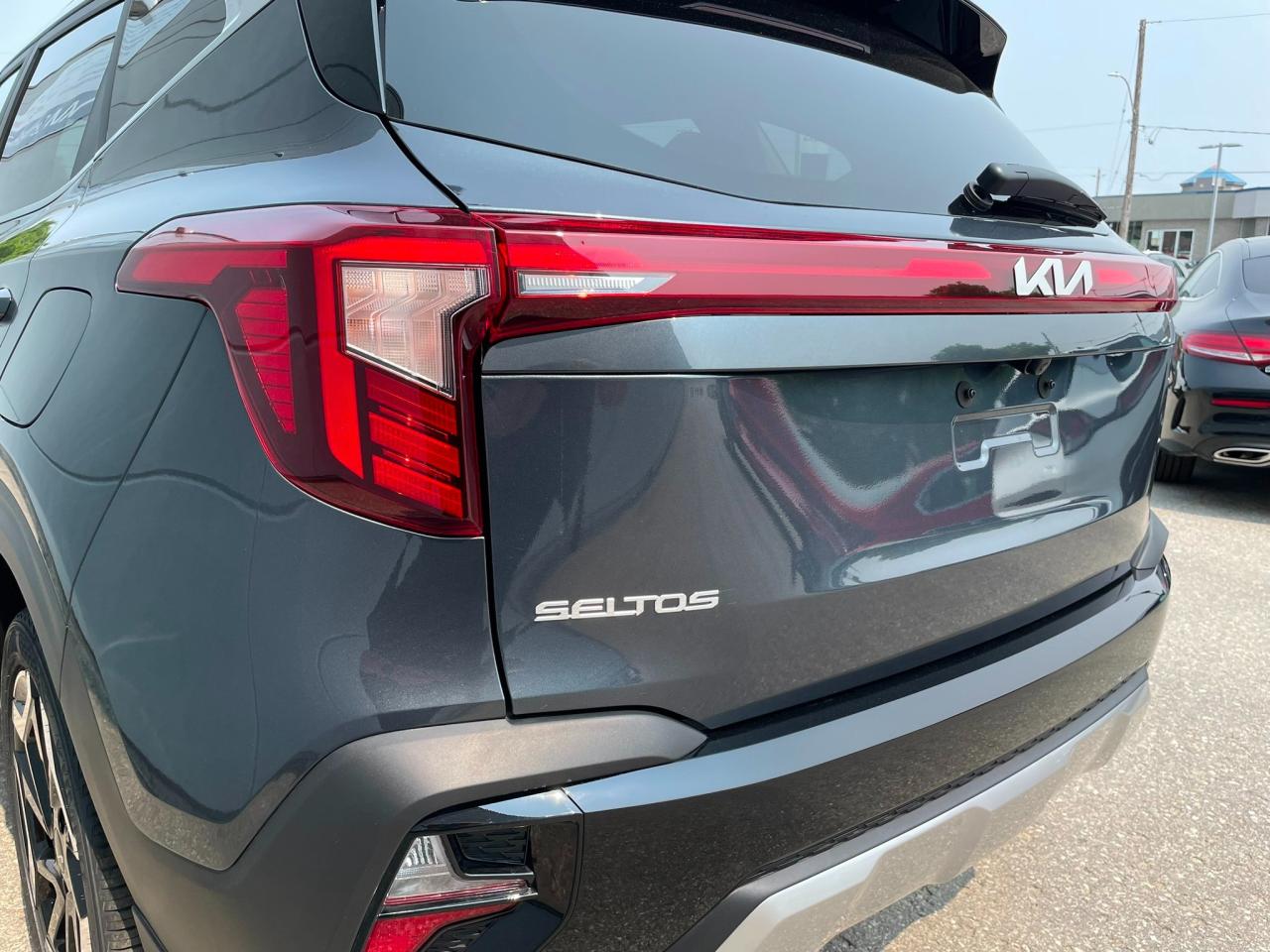 2025 Kia Seltos SX w/Black Interior Used Dealer Demo | Navigation | Sunroof | Sofino Leather | Head-Up Display | Bose® Sound System | 18" Wheels Photo