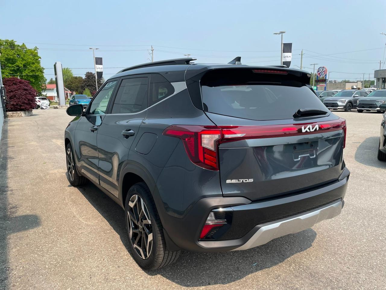 2025 Kia Seltos SX w/Black Interior Used Dealer Demo | Navigation | Sunroof | Sofino Leather | Head-Up Display | Bose® Sound System | 18" Wheels Photo