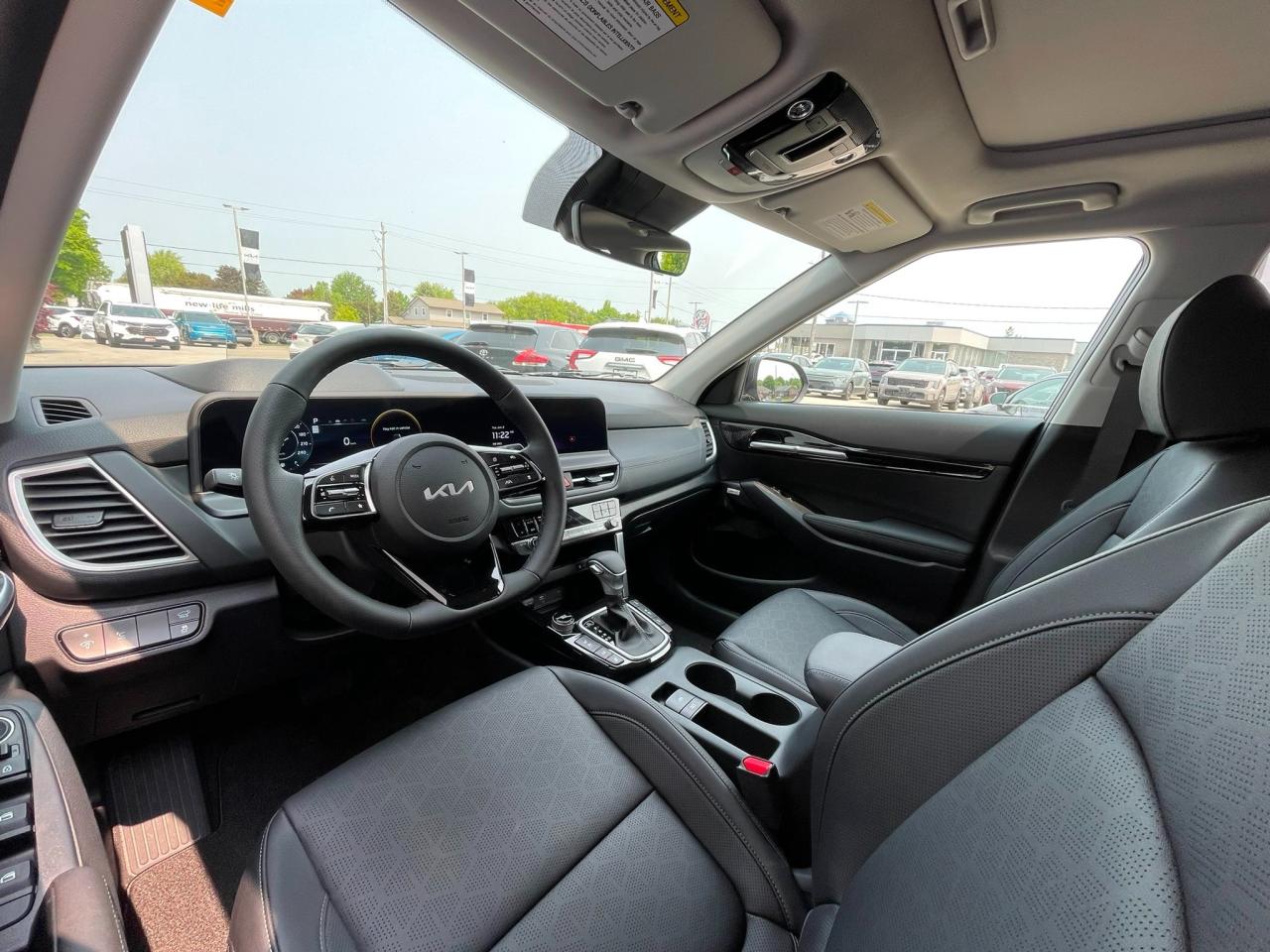 2025 Kia Seltos SX w/Black Interior Used Dealer Demo | Navigation | Sunroof | Sofino Leather | Head-Up Display | Bose® Sound System | 18" Wheels Photo