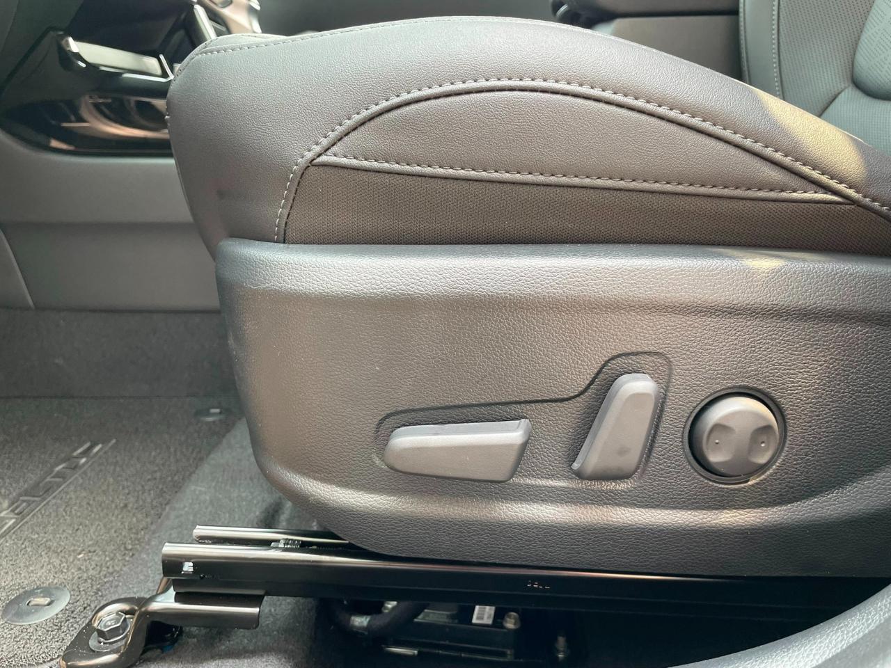 2025 Kia Seltos SX w/Black Interior Used Dealer Demo | Navigation | Sunroof | Sofino Leather | Head-Up Display | Bose® Sound System | 18" Wheels Photo