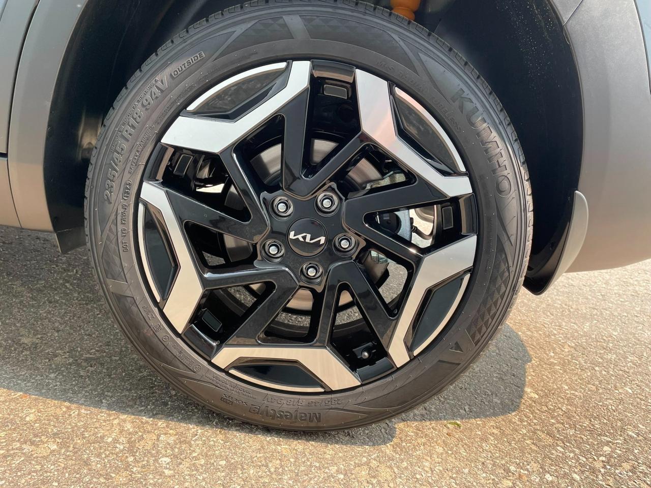 2025 Kia Seltos SX w/Black Interior Used Dealer Demo | Navigation | Sunroof | Sofino Leather | Head-Up Display | Bose® Sound System | 18" Wheels Photo