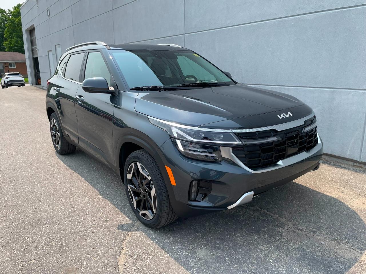 2025 Kia Seltos SX w/Black Interior Used Dealer Demo | Navigation | Sunroof | Sofino Leather | Head-Up Display | Bose® Sound System | 18" Wheels Photo