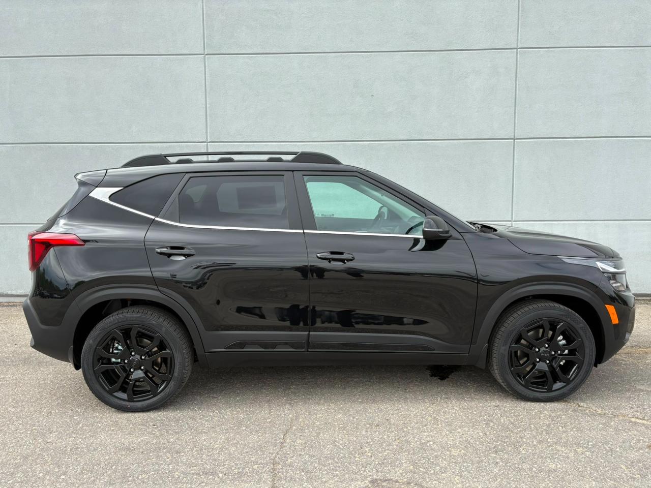 2025 Kia Seltos X-Line Used Dealer Demo | Navigation | Sunroof | Sofino Leather | Head-Up Display | Bose® Sound System | 18" Wheels Photo2