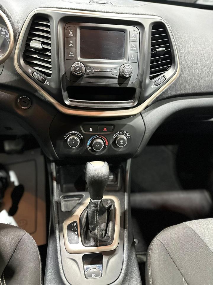 2015 Jeep Cherokee Sport - Photo #11