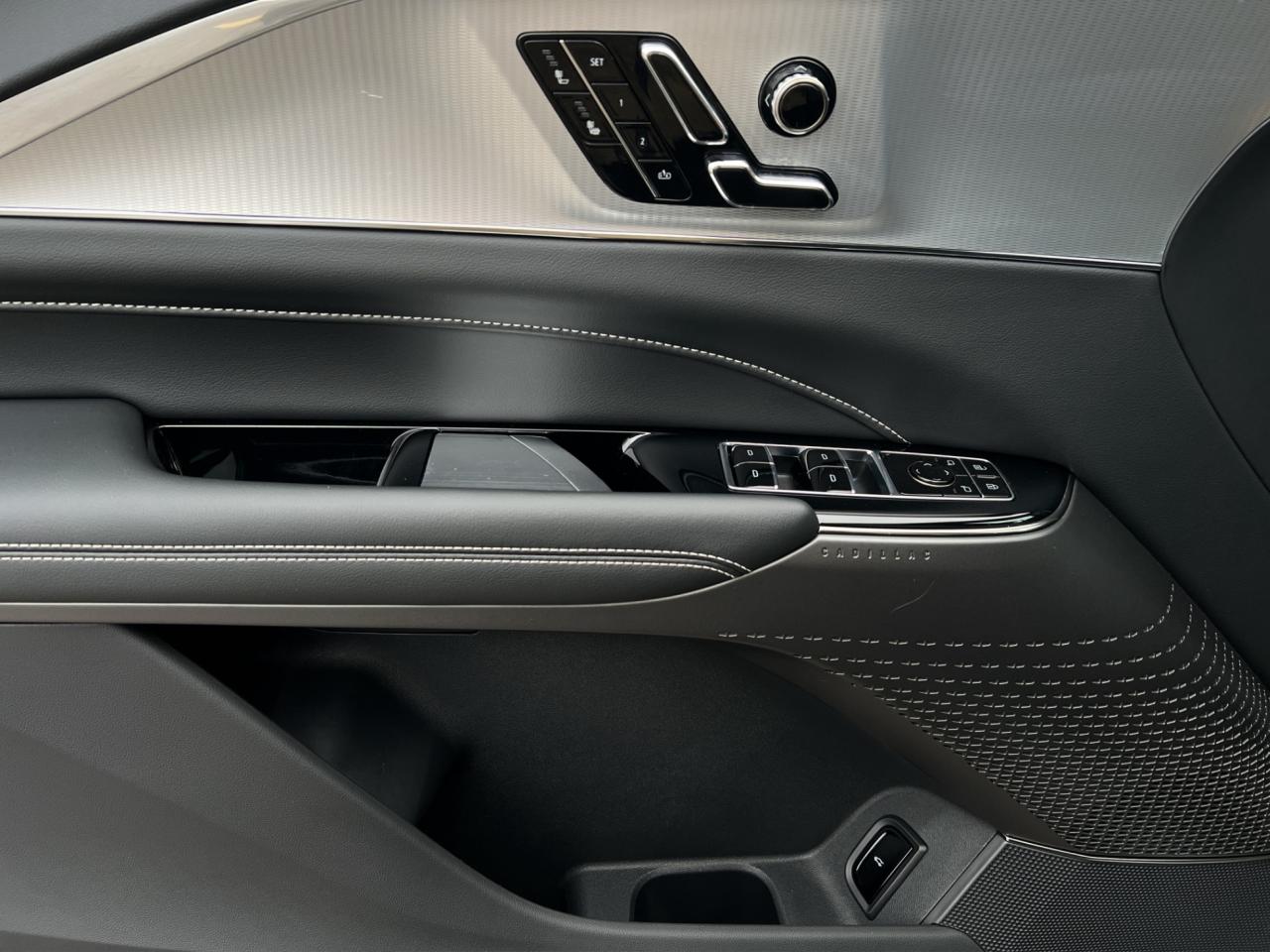 2024 Cadillac LYRIQ TECH - 12,000KMS - LEATHER - REVERSE CAMERA !!! Photo