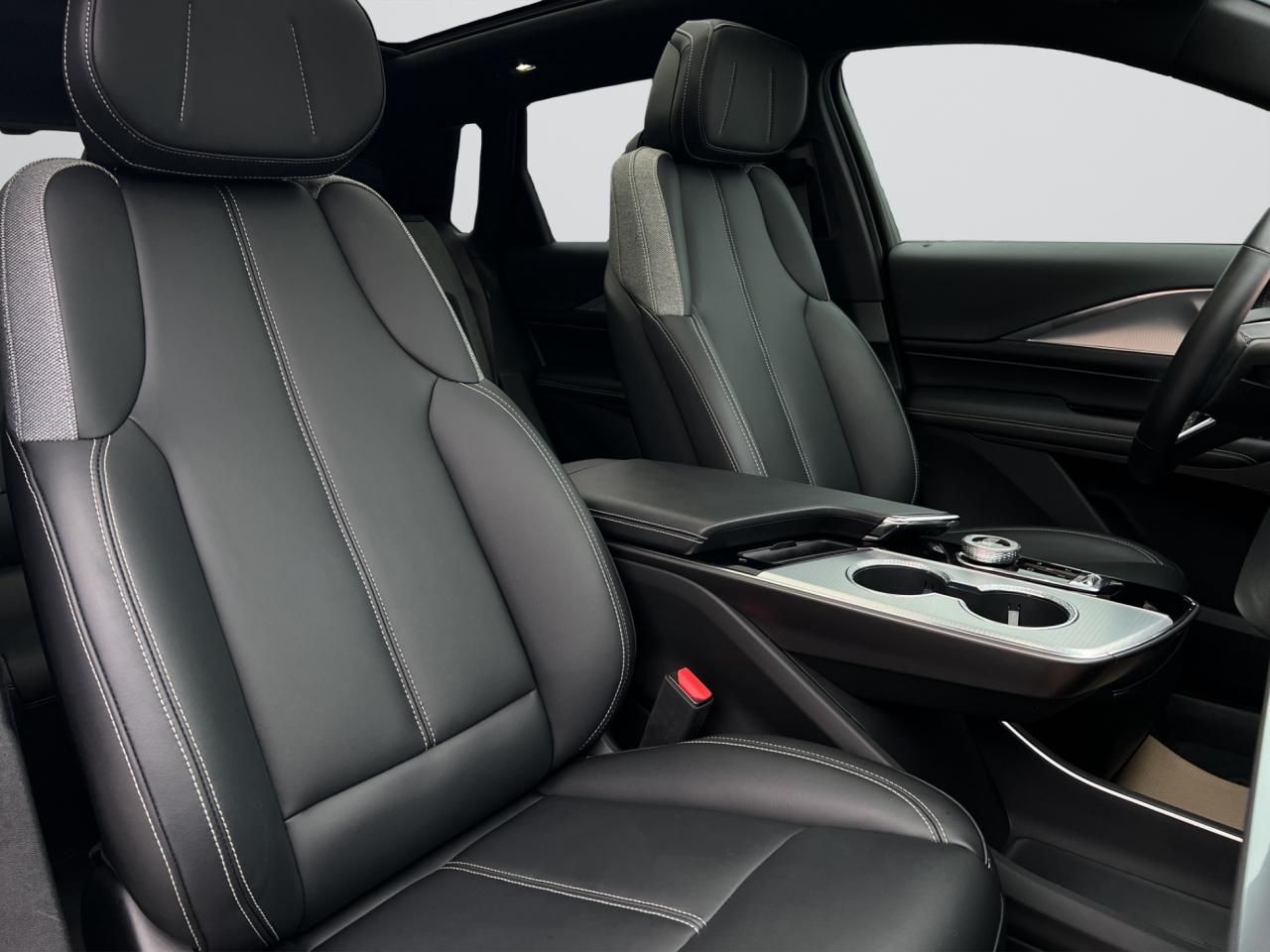 2024 Cadillac LYRIQ TECH - 12,000KMS - LEATHER - REVERSE CAMERA !!! Photo