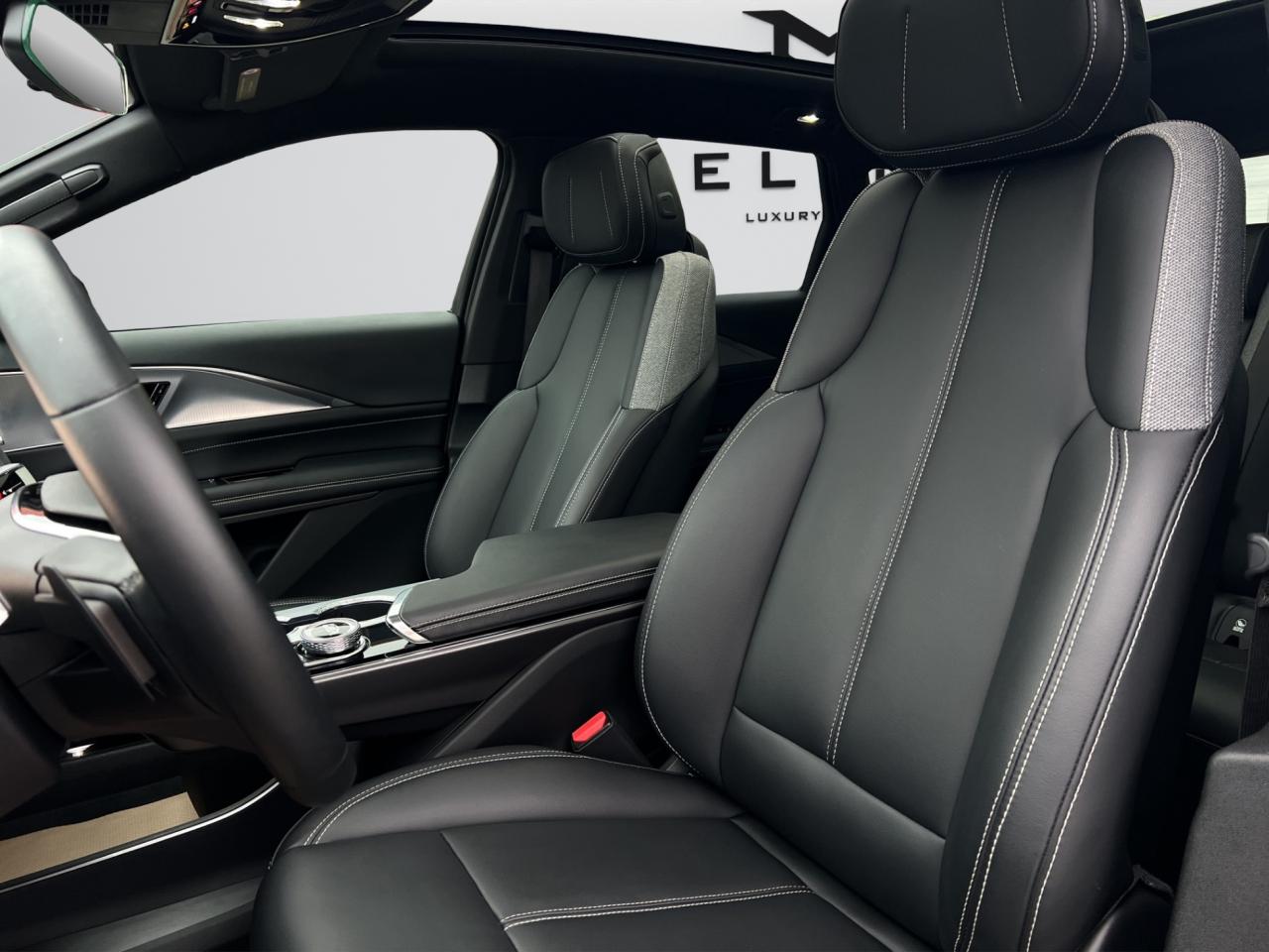 2024 Cadillac LYRIQ TECH - 12,000KMS - LEATHER - REVERSE CAMERA !!! Photo