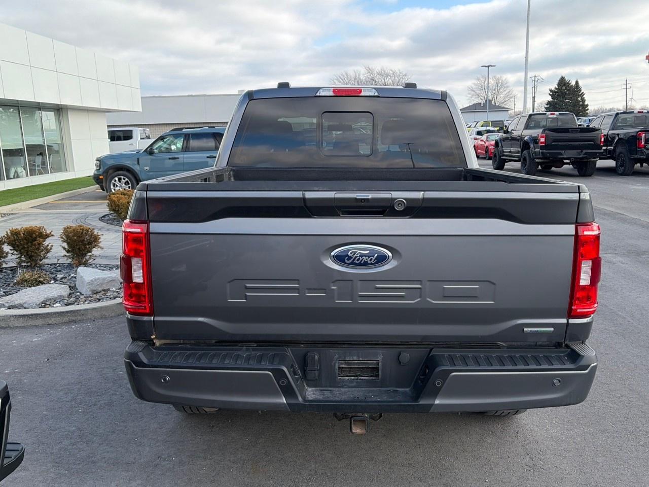 2022 Ford F-150 XLT 4WD SuperCrew 5.5' Box Photo3