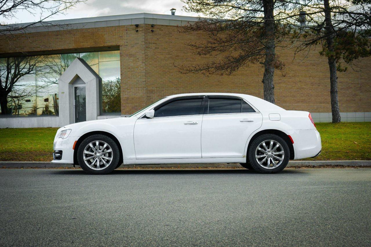 2015 Chrysler 300 Touring L Photo4