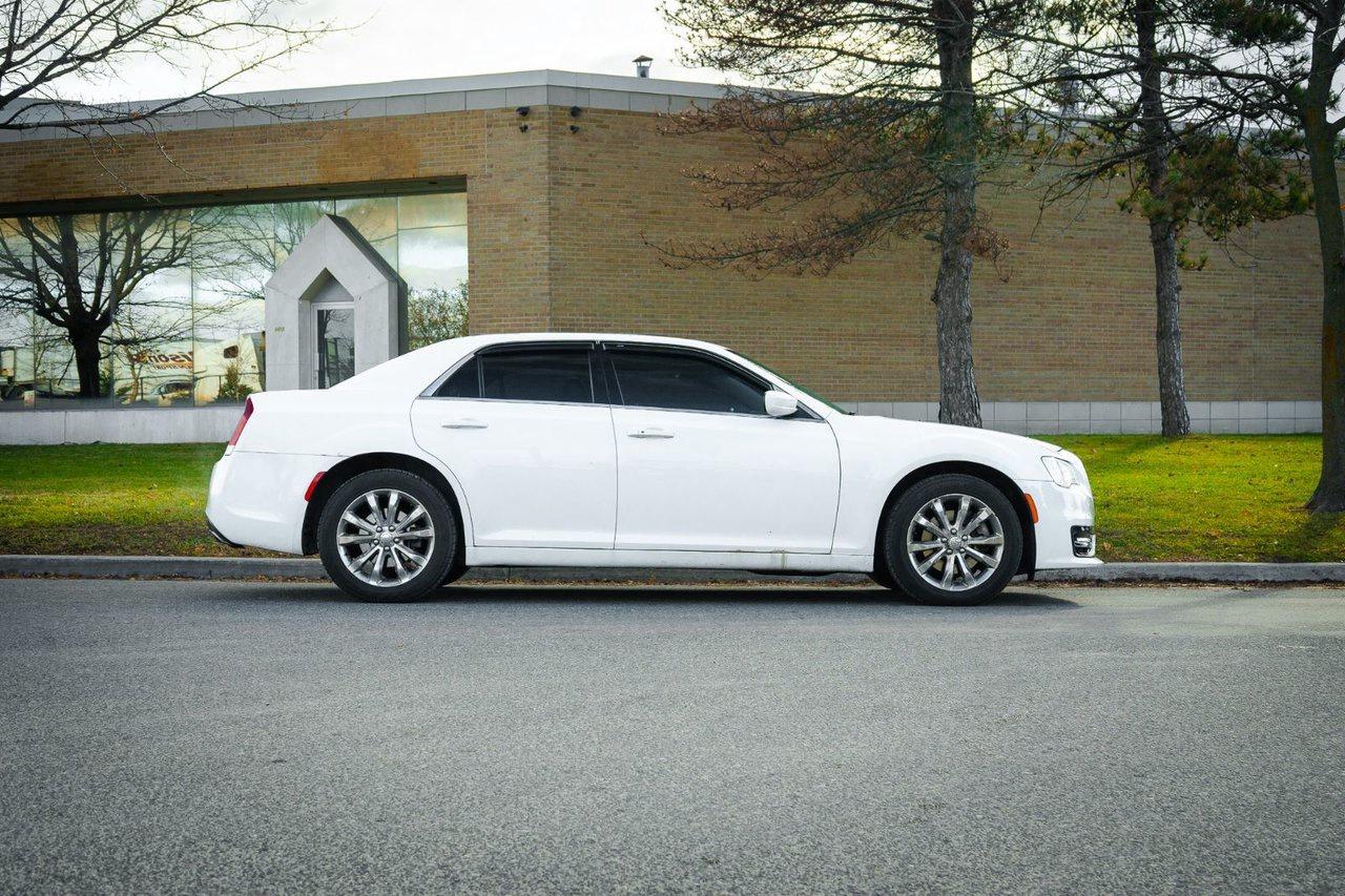 2015 Chrysler 300 Touring L Photo3