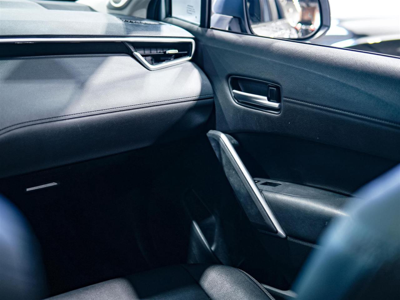 2022 Toyota Corolla Cross XLE | AWD | LEATHER | SUNROOF | NO ACCIDENTS Photo