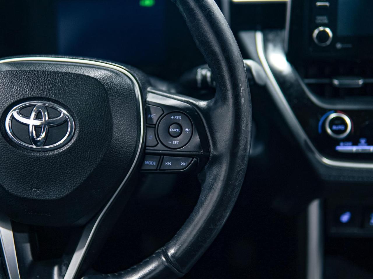 2022 Toyota Corolla Cross XLE | AWD | LEATHER | SUNROOF | NO ACCIDENTS Photo