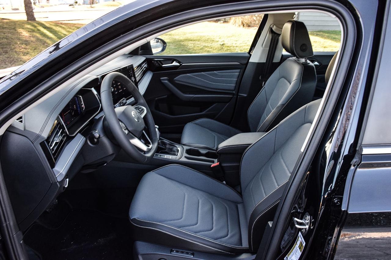 2026 Volkswagen Jetta Highline No Accident Beats Ambient Light Photo