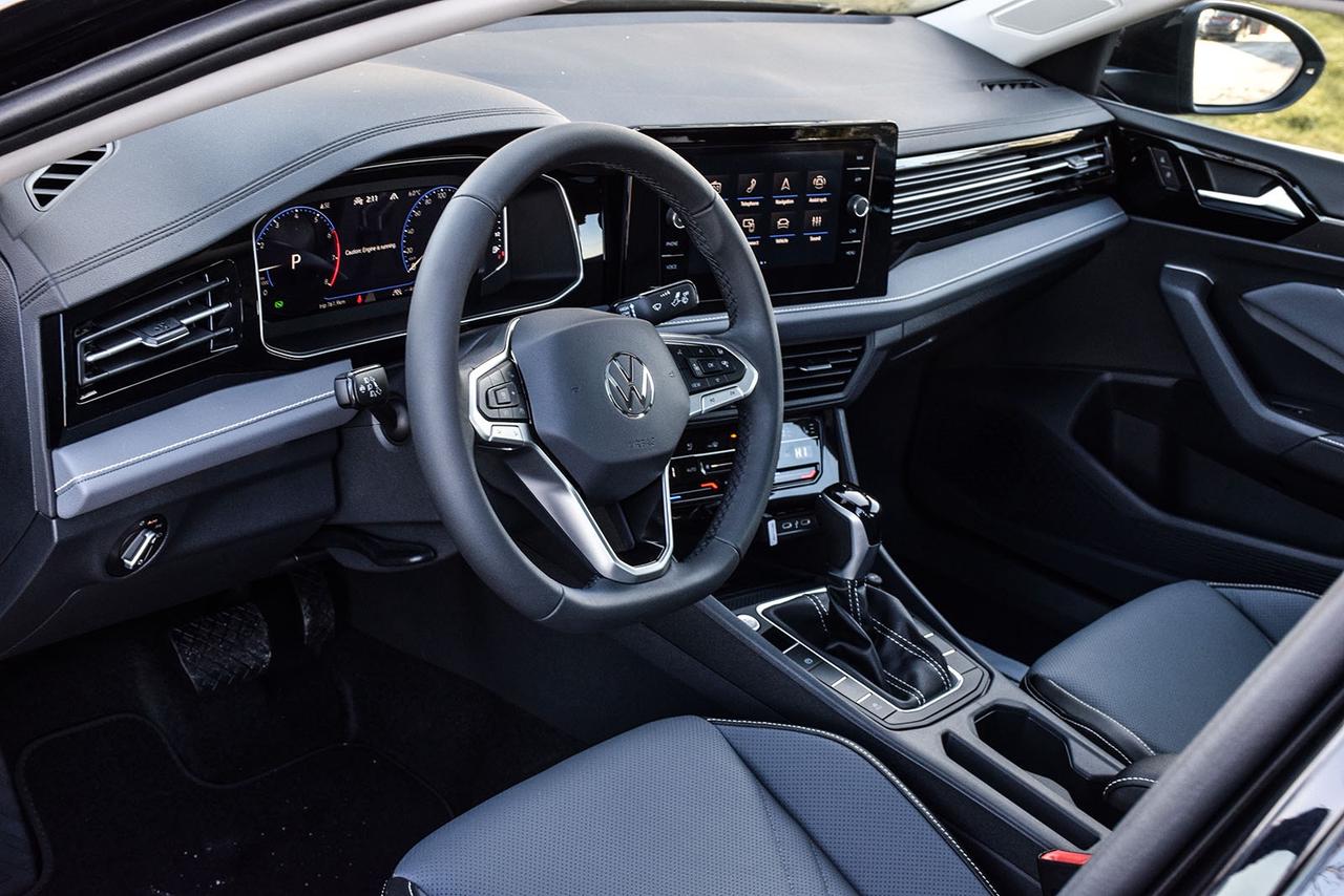 2026 Volkswagen Jetta Highline No Accident Beats Ambient Light Photo