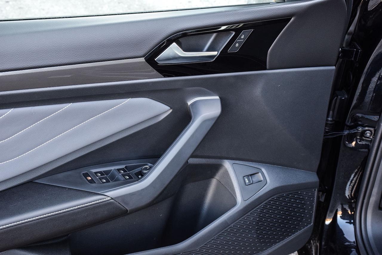 2026 Volkswagen Jetta Highline No Accident Beats Ambient Light Photo