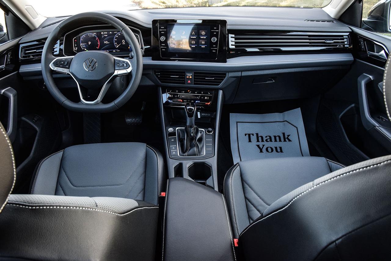 2026 Volkswagen Jetta Highline No Accident Beats Ambient Light Photo