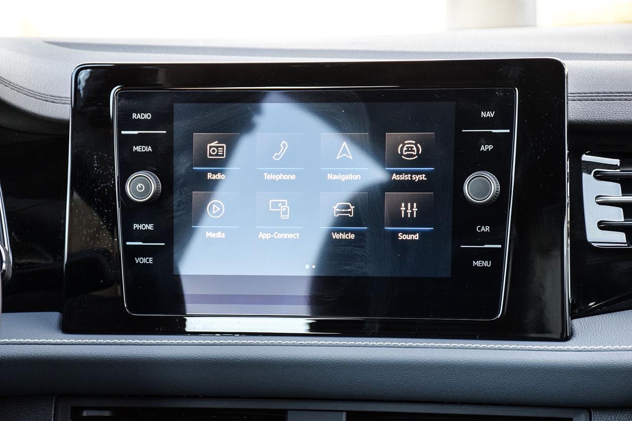 2026 Volkswagen Jetta Highline No Accident Beats Ambient Light Photo