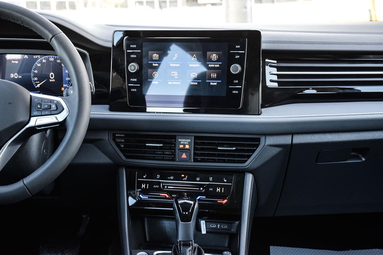 2026 Volkswagen Jetta Highline No Accident Beats Ambient Light Photo