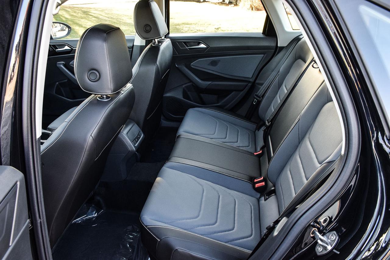 2026 Volkswagen Jetta Highline No Accident Beats Ambient Light Photo