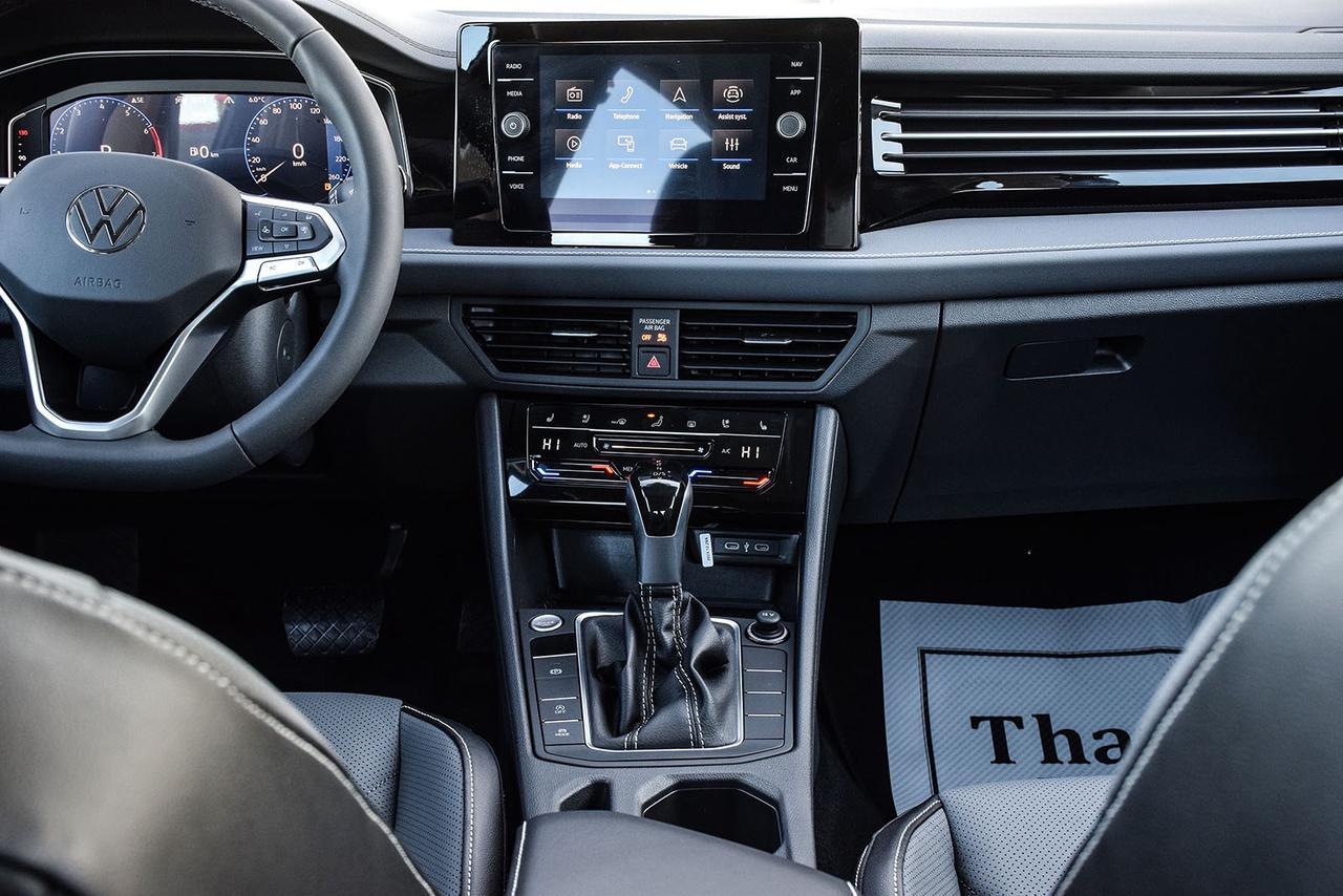 2026 Volkswagen Jetta Highline No Accident Beats Ambient Light Photo