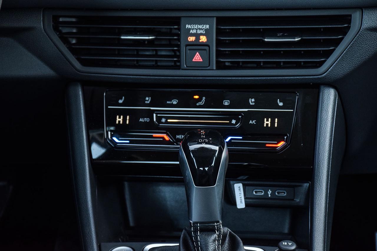 2026 Volkswagen Jetta Highline No Accident Beats Ambient Light Photo