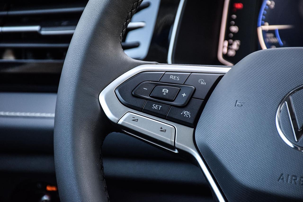 2026 Volkswagen Jetta Highline No Accident Beats Ambient Light Photo