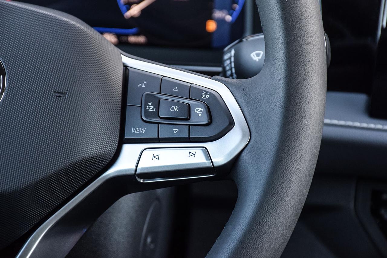 2026 Volkswagen Jetta Highline No Accident Beats Ambient Light Photo