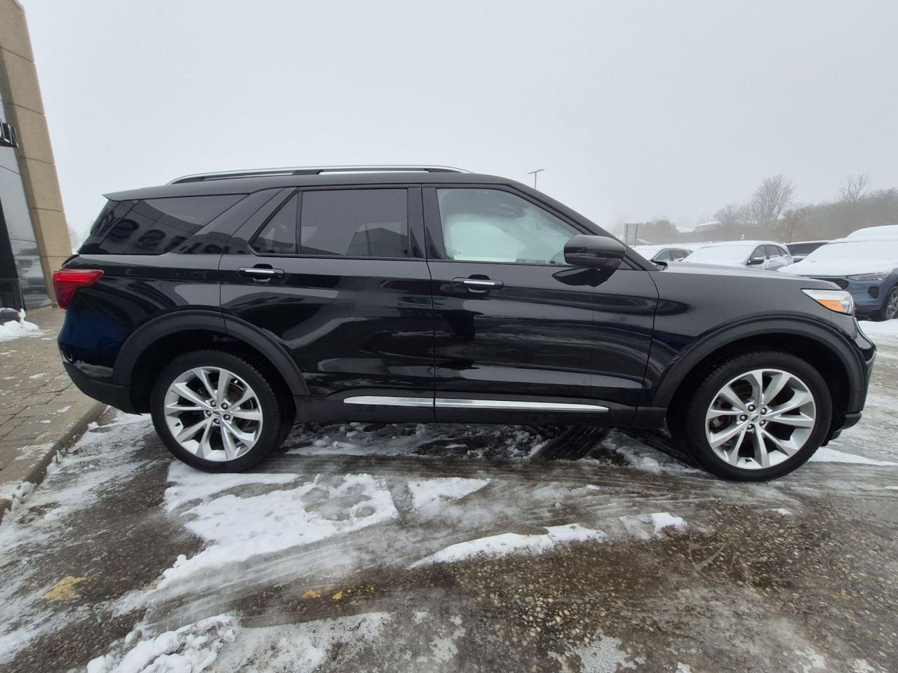 2022 Ford Explorer PLATINUM, LOCAL TRADE, 21" RIMS, REMOTE START! Photo2