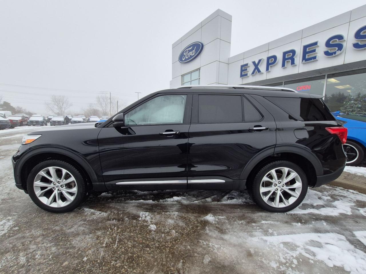 2022 Ford Explorer PLATINUM, LOCAL TRADE, 21" RIMS, REMOTE START! Photo