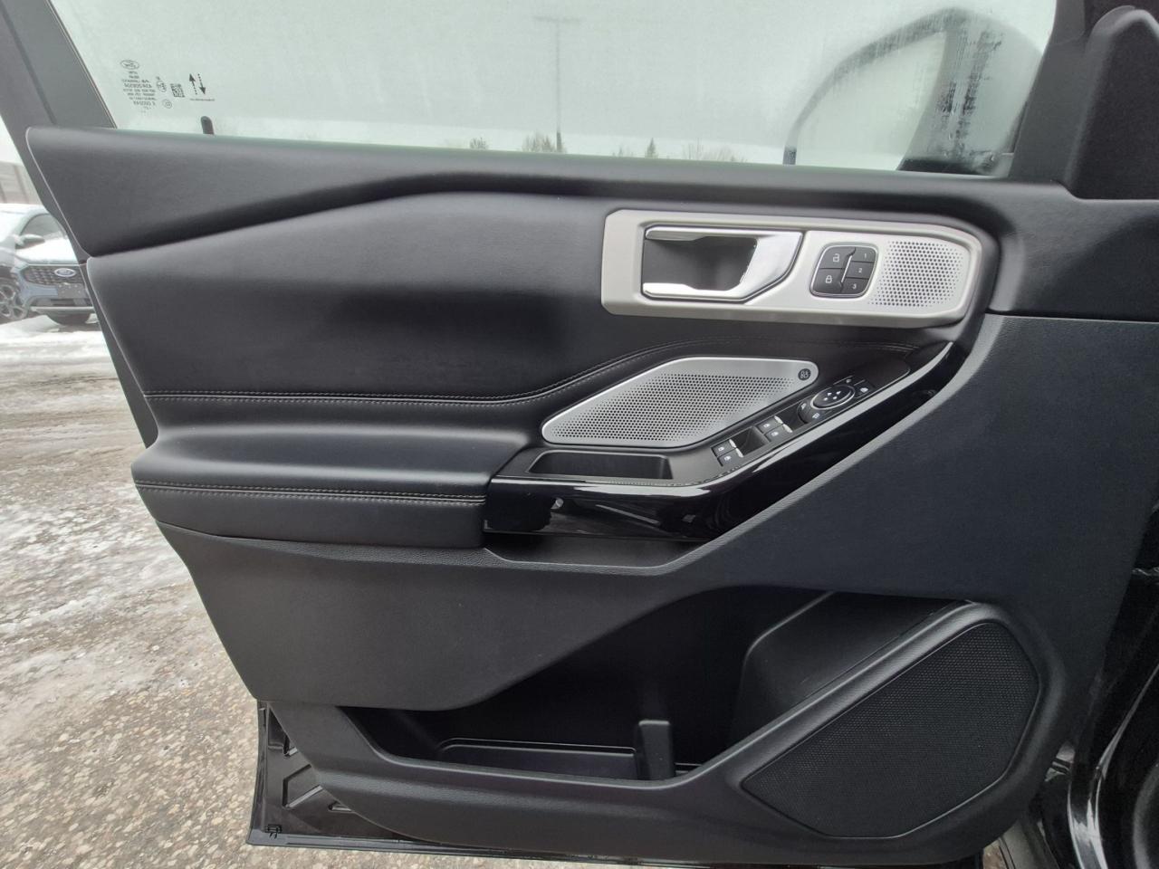 2022 Ford Explorer PLATINUM, LOCAL TRADE, 21" RIMS, REMOTE START! Photo