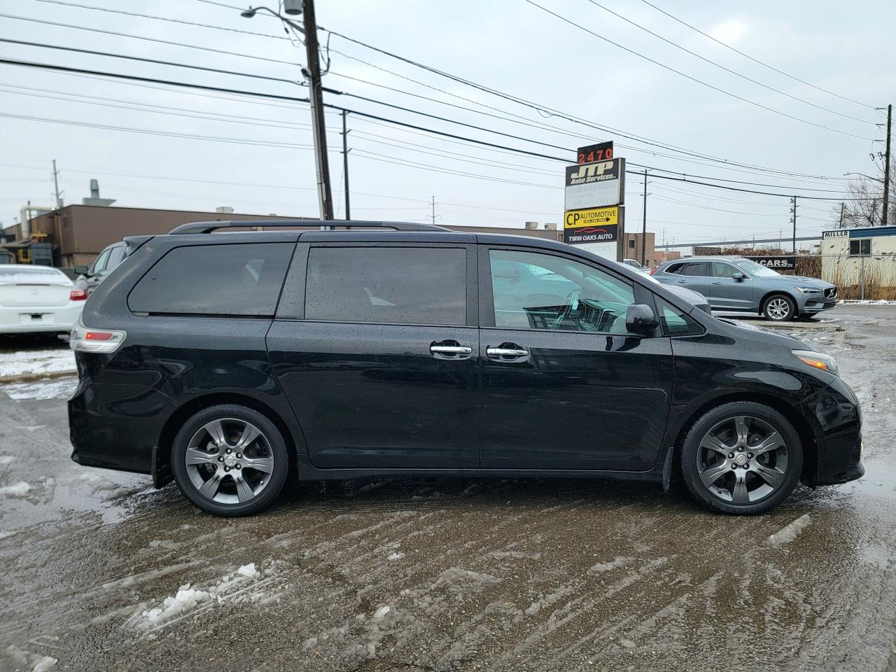 2015 Toyota Sienna SE Photo