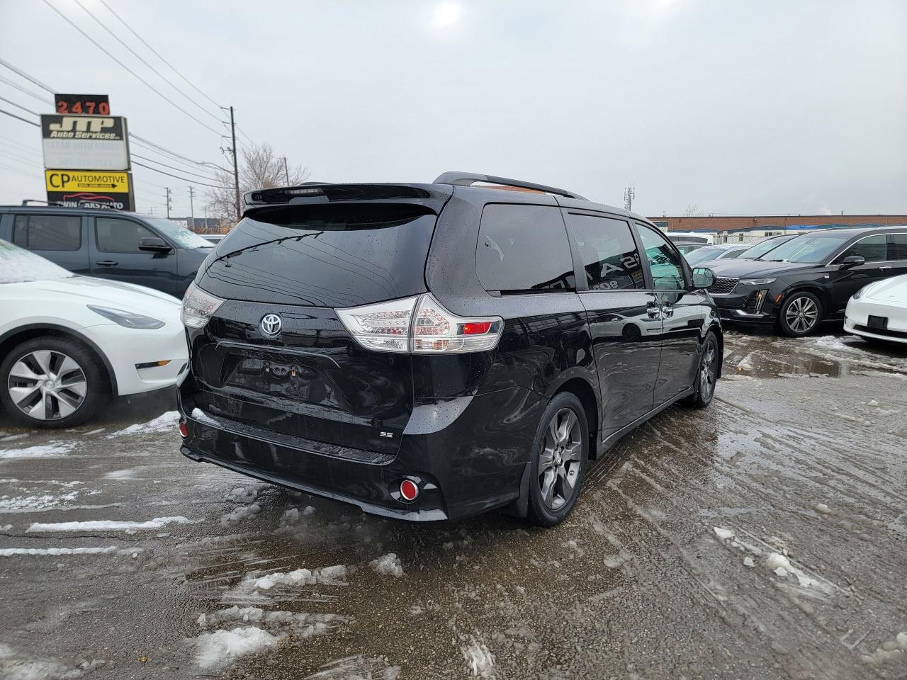 2015 Toyota Sienna SE Photo