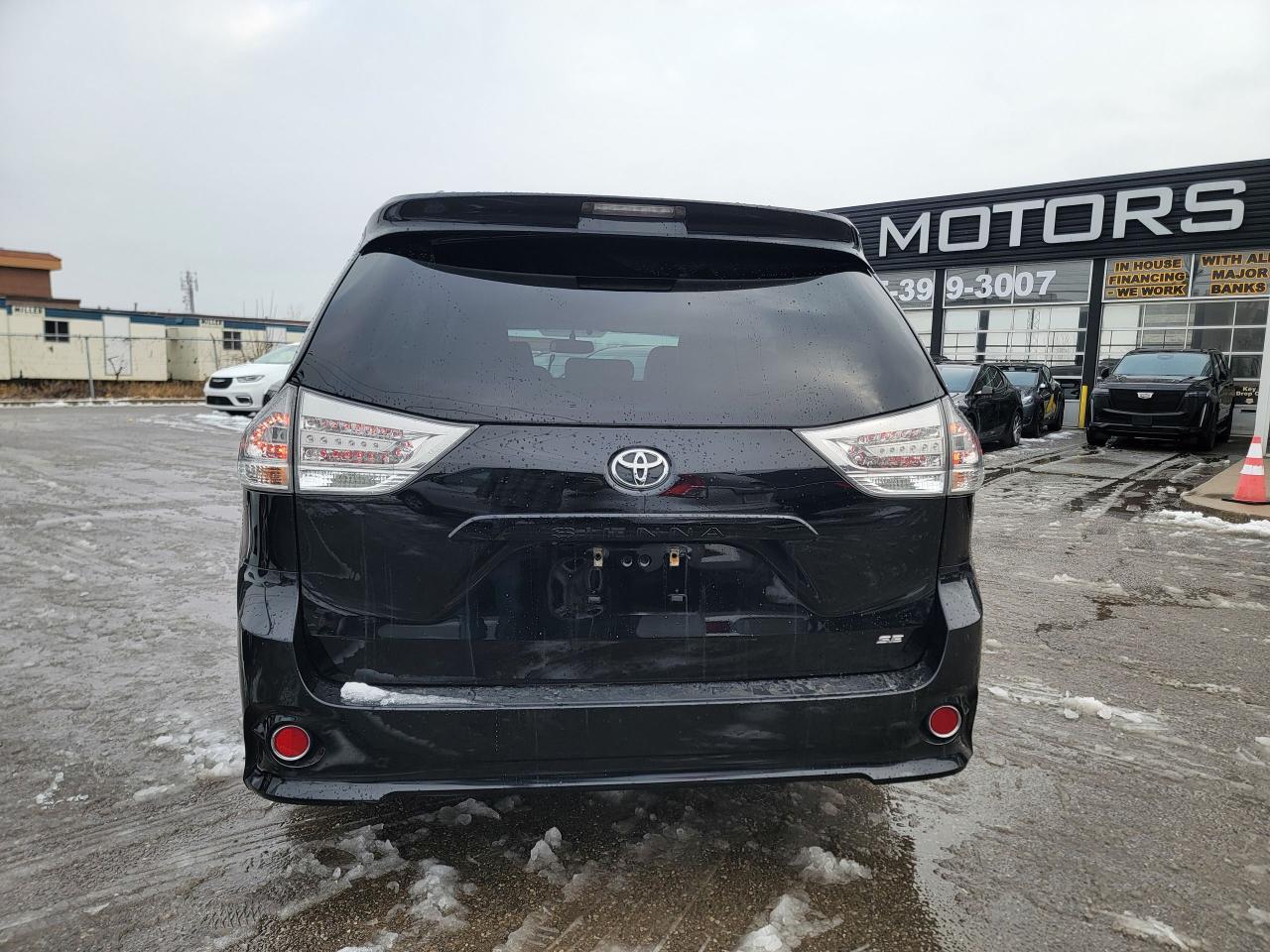 2015 Toyota Sienna SE Photo