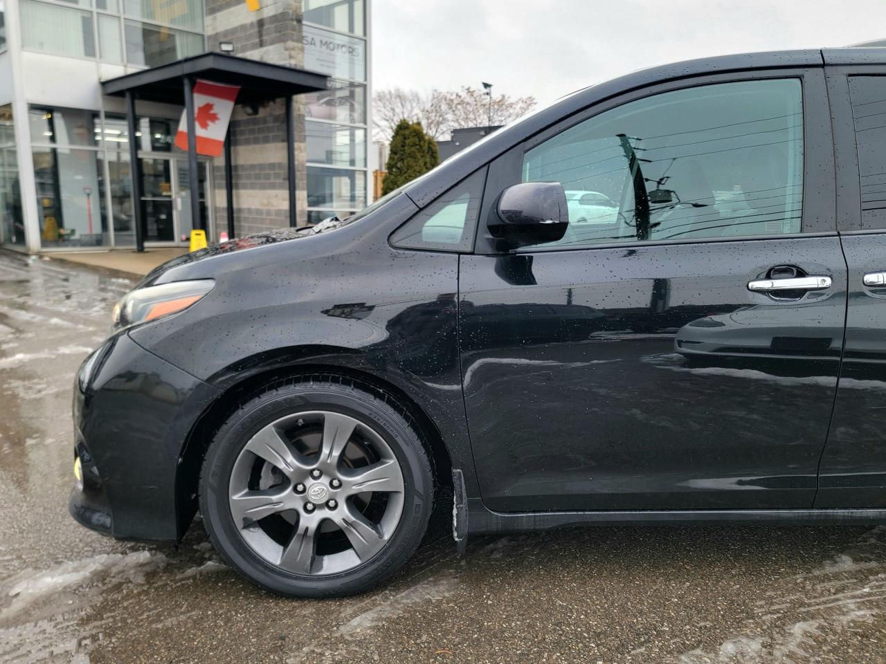 2015 Toyota Sienna SE Photo