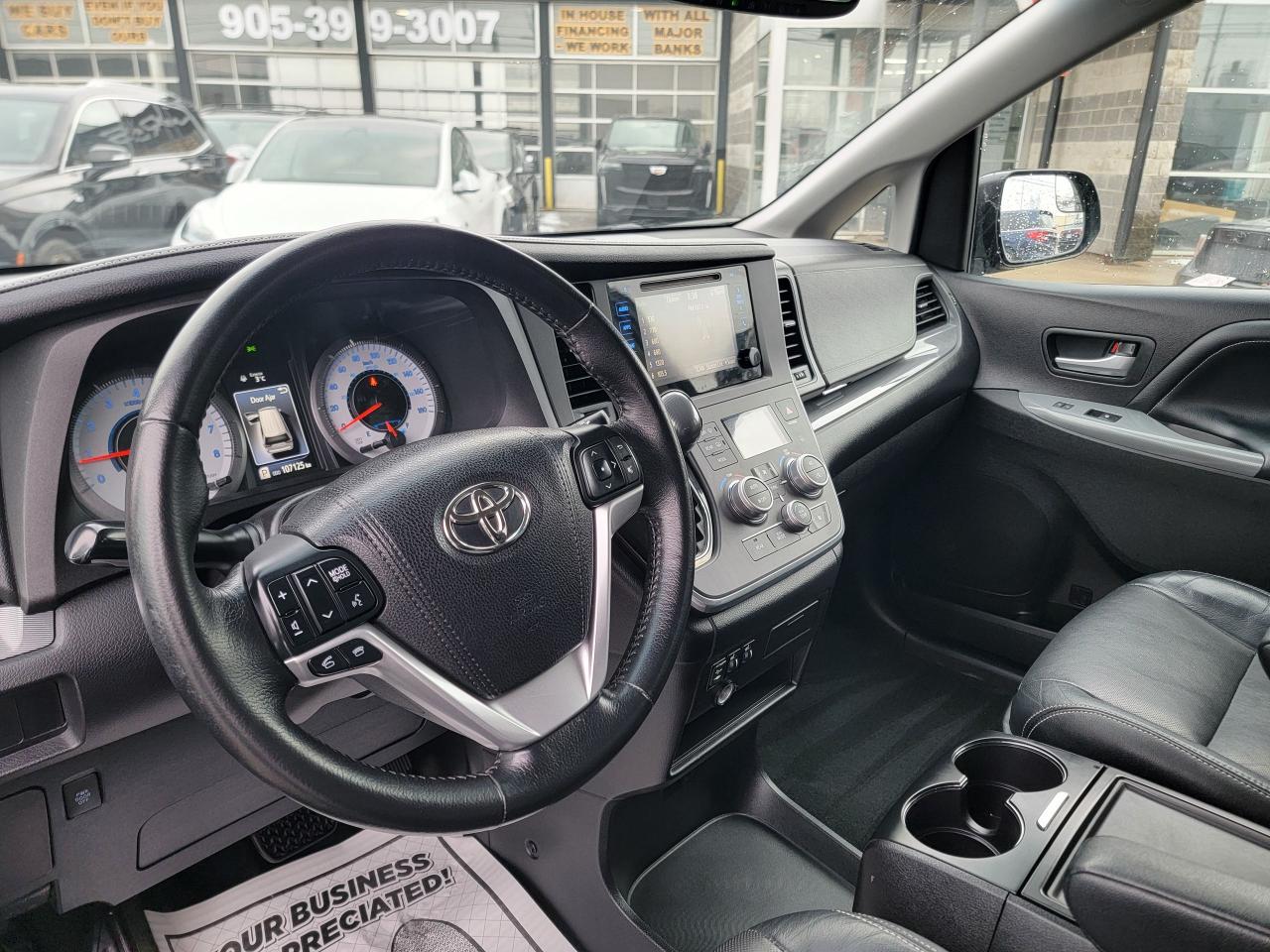 2015 Toyota Sienna SE Photo