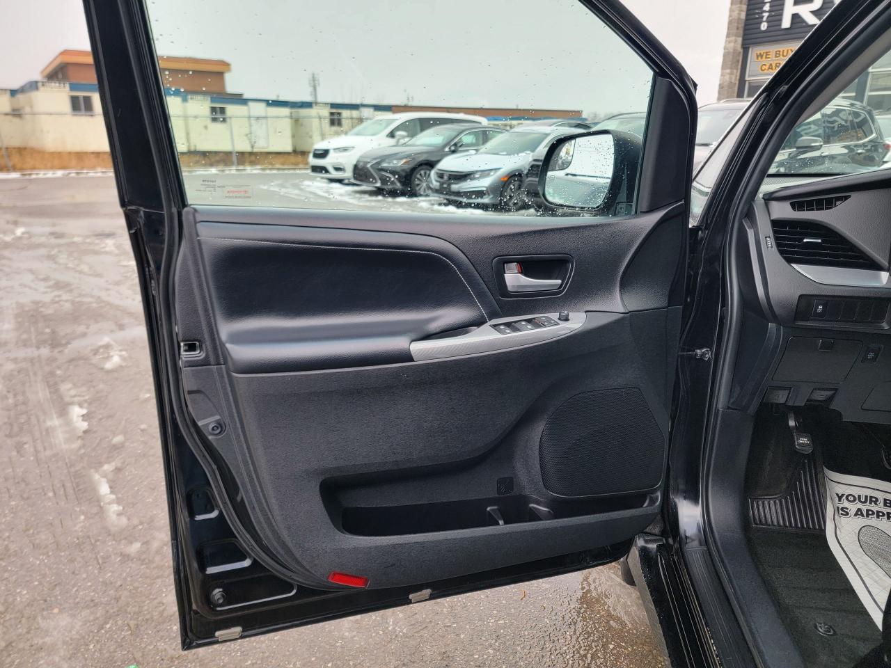 2015 Toyota Sienna SE Photo