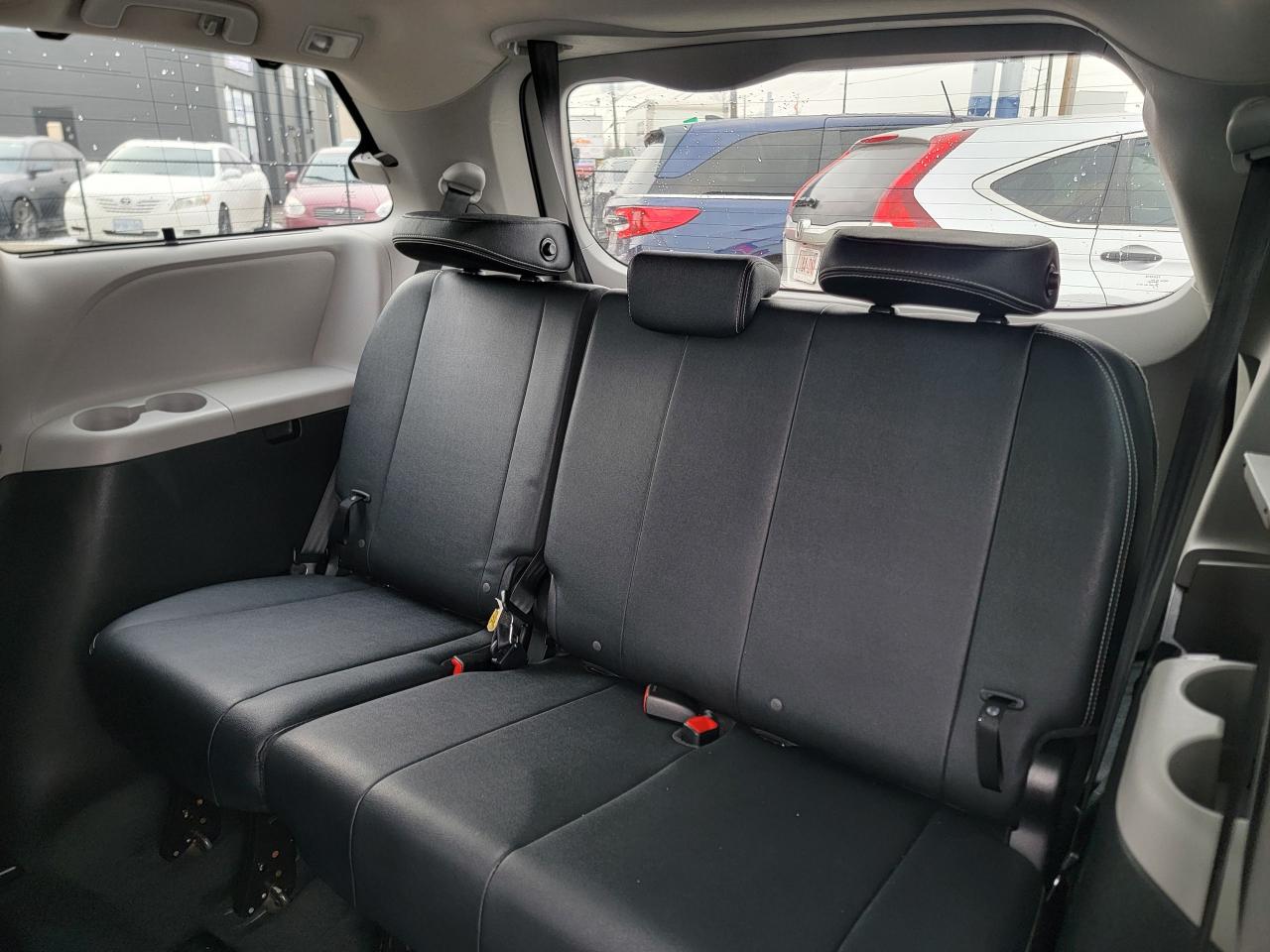 2015 Toyota Sienna SE Photo