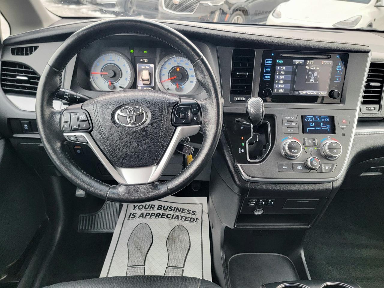 2015 Toyota Sienna SE Photo