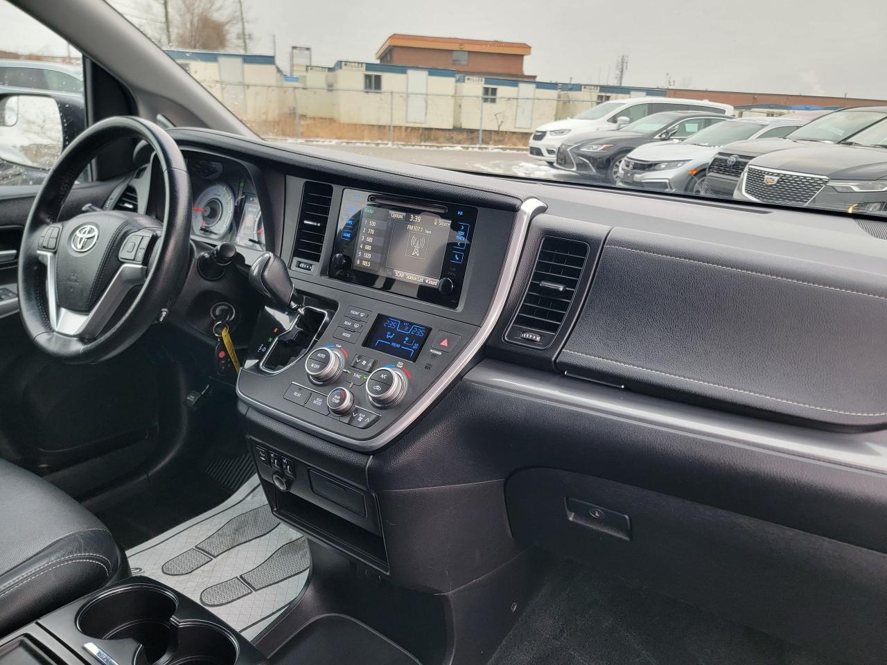 2015 Toyota Sienna SE Photo