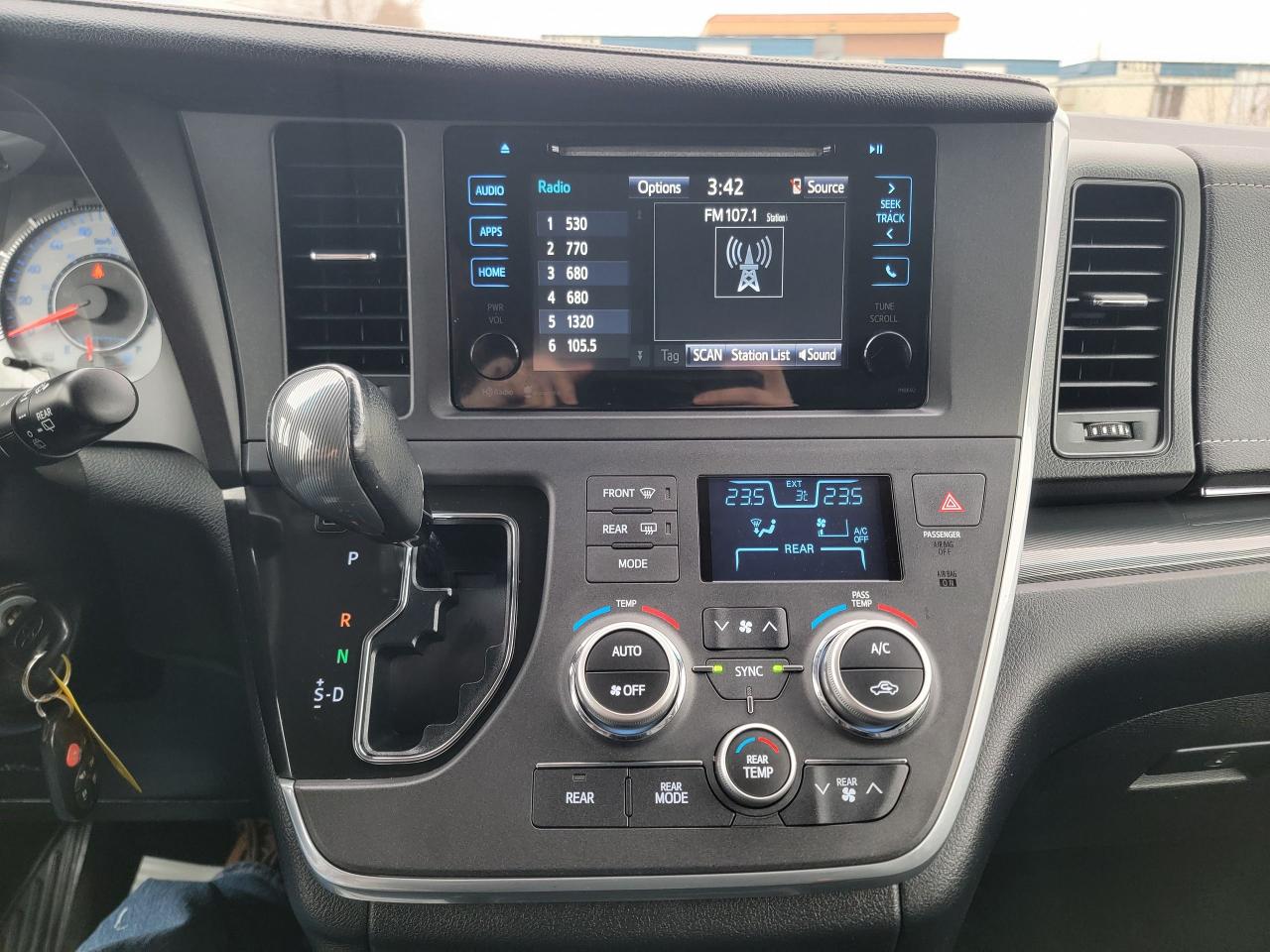 2015 Toyota Sienna SE Photo