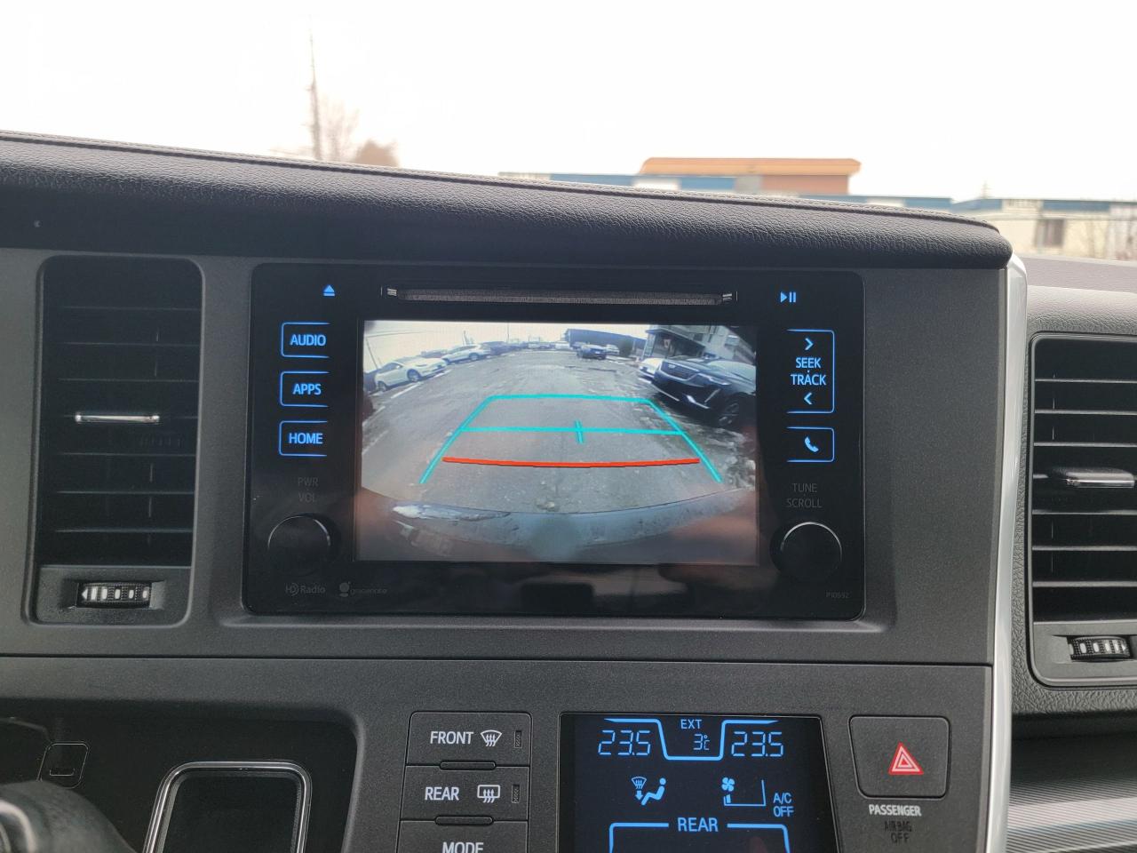 2015 Toyota Sienna SE Photo