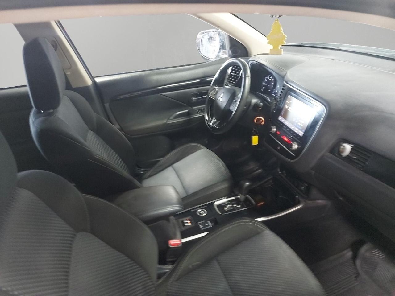 2020 Mitsubishi Outlander ES Photo