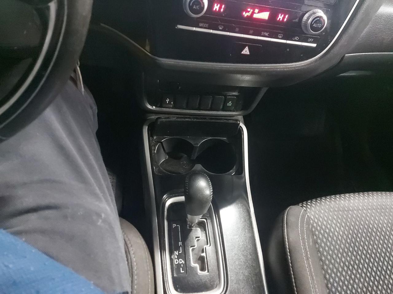 2020 Mitsubishi Outlander ES Photo