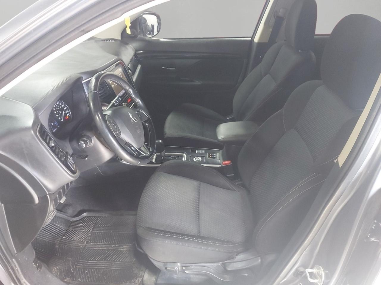 2020 Mitsubishi Outlander ES Photo