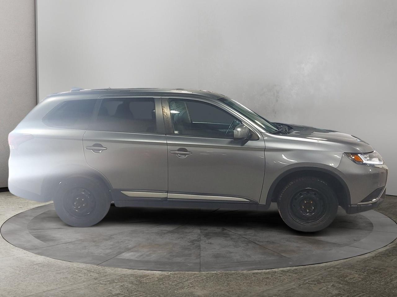 2020 Mitsubishi Outlander ES Photo3