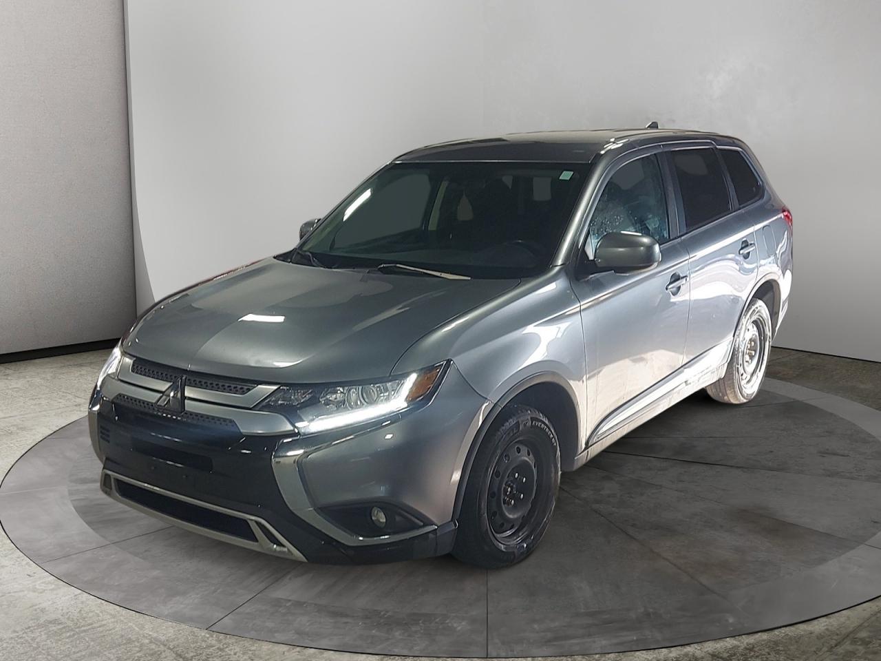 2020 Mitsubishi Outlander ES Photo0